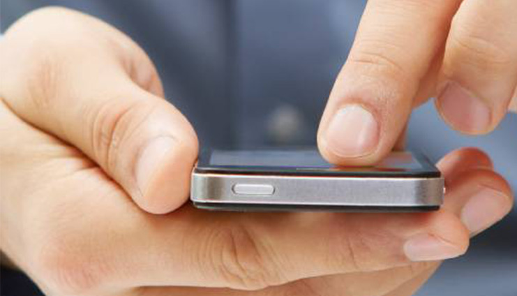Uso de smartphones aumenta problemas na coluna, diz estudo